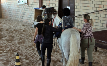 Equoterapia: projeto da Apae atende alunos e comunidade em Cocal do Sul