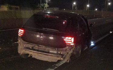 Na BR-101, acidente entre dois carros provoca saída de pista, um motorista foge e outro fica ferido