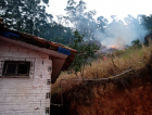 Incêndio atinge área de vegetação próxima a casas em Treze de Maio