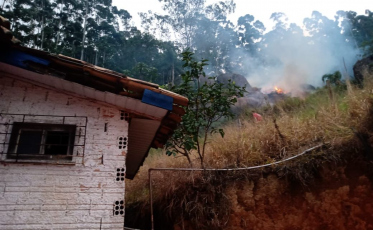 Incêndio atinge área de vegetação próxima a casas em Treze de Maio