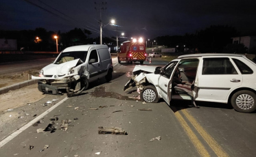 Colisão frontal deixa dois feridos em Içara