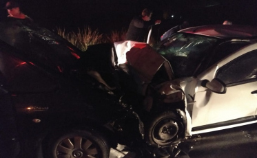 Criança é arremessada de carro após acidente, mas sobrevive