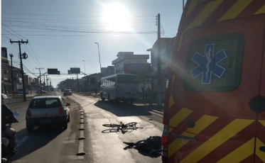 Ciclista morre atropelada por ônibus na Avenida Universitária