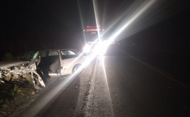 Veículos colidem e condutor fica gravemente ferido na Serra