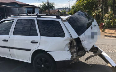 Acidente de trânsito entre carro e moto deixa motociclista ferido na SC-108