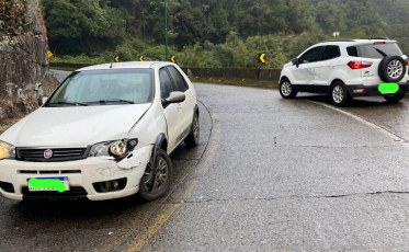 Dois veículos colidem na Serra do Rio do Rastro