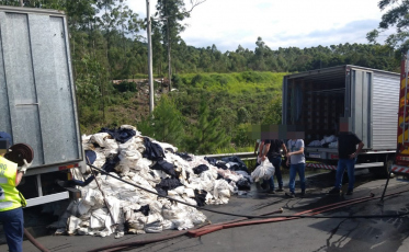 Caminhão com 12 mil calças pega fogo em Criciúma