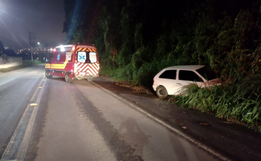 Motorista fica ferido após colisão entre dois carros na SC-108