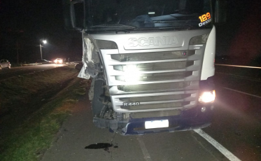 Colisão entre caminhão e carro deixa feridos em Içara
