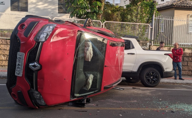 Motorista perde controle do veículo e capota no Centro de Criciúma