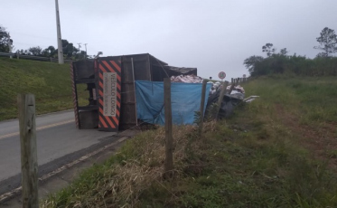 Caminhão tomba na marginal da BR-101, em Içara