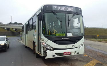 Acidente entre ônibus e carro registrado no elevado da Via Rápida (FOTOS)