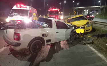 Colisão frontal deixa três feridos na Via Rápida