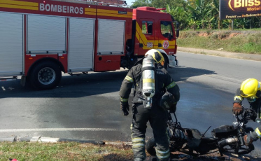 Após acidente, motocicleta pega fogo em Criciúma; condutor foi encaminhado ao hospital