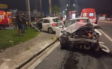Acidente de trânsito deixa feridos na Avenida Centenário