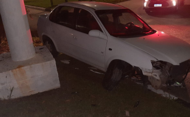 Motorista perde o controle do veículo e colide em cerca do Terminal da Próspera