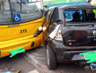 Três pessoas ficam feridas após colisão entre ônibus e carro