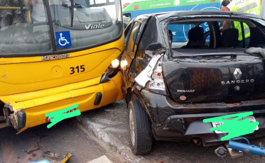 Três pessoas ficam feridas após colisão entre ônibus e carro