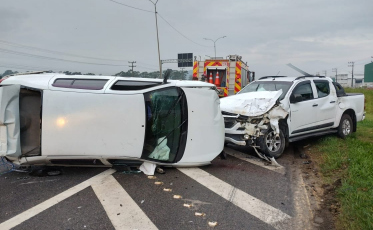 Carro capota e atinge outro veículo na BR-101, em Imbituba