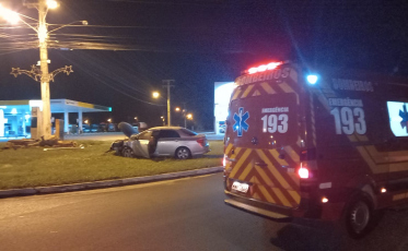 Motorista colide contra monumento em Morro da Fumaça