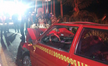Carro bate em trator e duas pessoas morrem