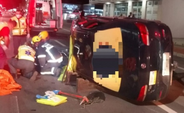 Motorista colide contra carro estacionado em Tubarão