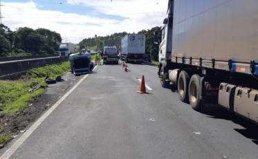 Grave acidente com carreta e dois carros bloqueia BR-101