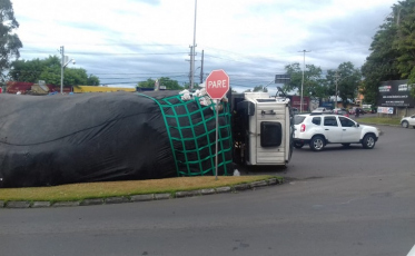 Caminhão tomba na Álvaro Catão 