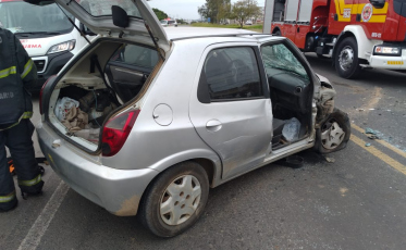 Colisão frontal deixa feridos em Araranguá