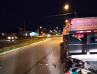 Motociclista morre após colidir contra caminhão