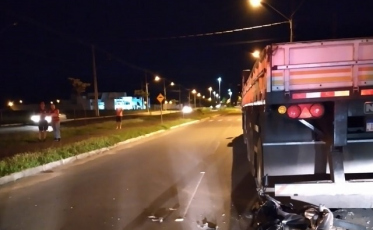 Motociclista morre após colidir contra caminhão