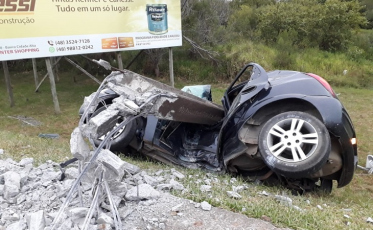 Motorista bate e derruba poste de energia elétrica em Araranguá