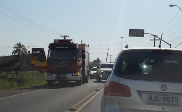 Motociclista sofre lesão após colidir contra veículo