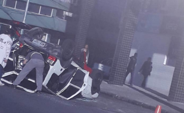 Veículo capota na Avenida Centenário
