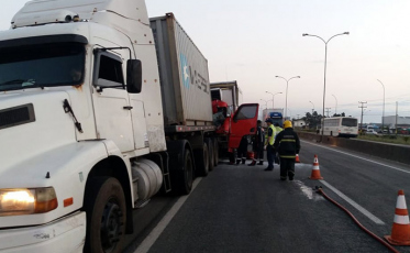 Acidente com caminhões deixa um morto