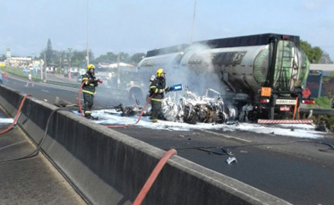 Homem morre em acidente na BR-101 e trânsito é interrompido