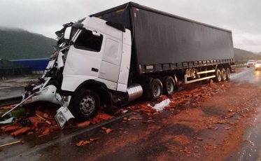 Acidente entre caminhões causou desvios na BR-101, em Imbituba