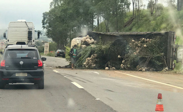 Em Sangão, BR-101 está fechada nos dois sentidos
