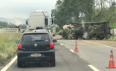 Dois caminhões tombam na BR-101 em Sangão