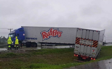Caminhoneiro tem mal súbito e sofre acidente na BR-101