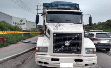 Ciclista morre em acidente com caminhão
