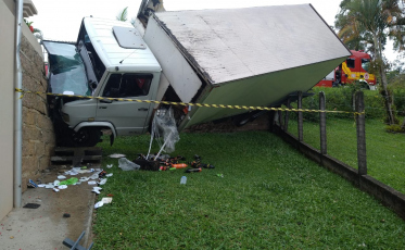 Caminhão invade residência no Rio Maina