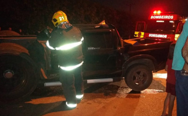 Carreta desgovernada atinge camioneta