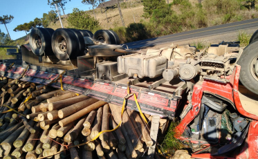 Caminhão de Morro da Fumaça capota em São Joaquim (VÍDEO)