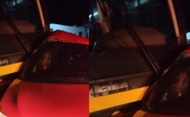 Acidente entre ônibus escolar e caminhonete deixa mulher morta em SC