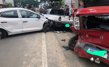 Condutor em fuga bate em sete carros no Centro (VÍDEOS)