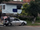 Carro derruba postes e deixa parte do Metropol sem energia