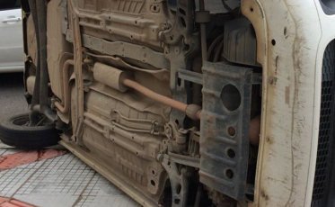 Acidente deixa carro virado na Cassimiro Milioli