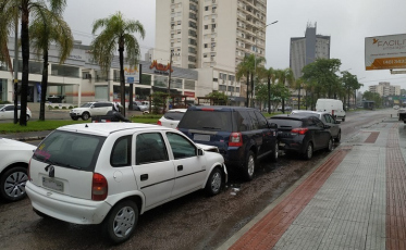 Engavetamento com seis veículos na Avenida Centenário