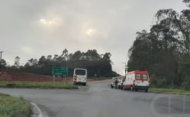 Acidente entre ônibus e carro registrado no elevado da Via Rápida (FOTOS)